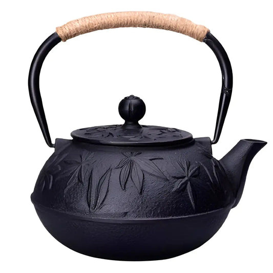Black cast iron teapot with engraved autumn leaf pattern, 650 ml