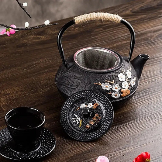 Cast iron teapot with built-in infuser and lid