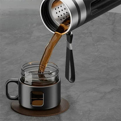 Pouring brewed tea from the 520ml glass infuser bottle into a cup