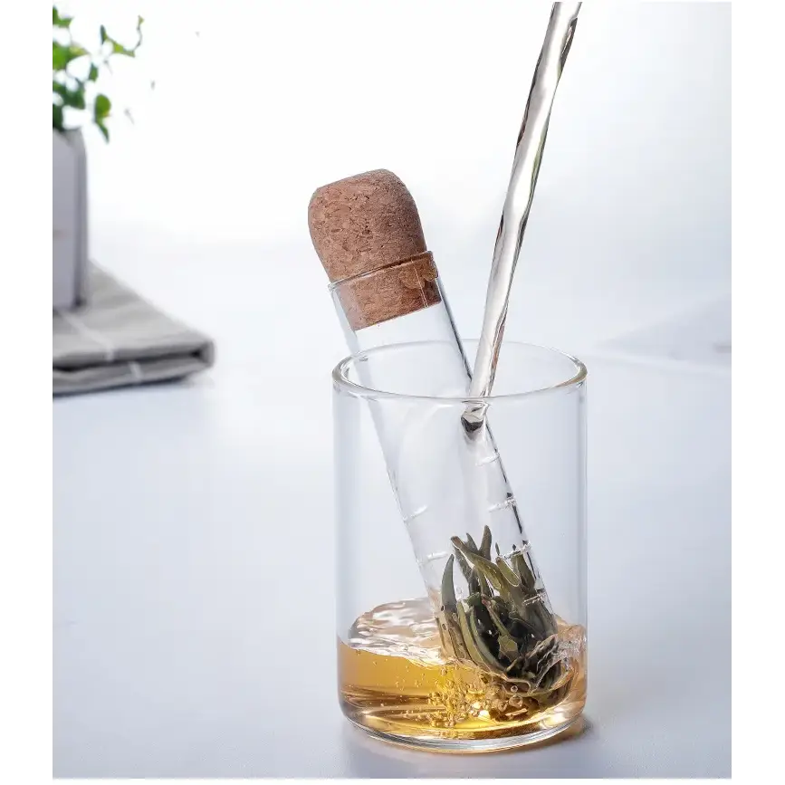Heat-resistant borosilicate glass tea infuser with boiling water