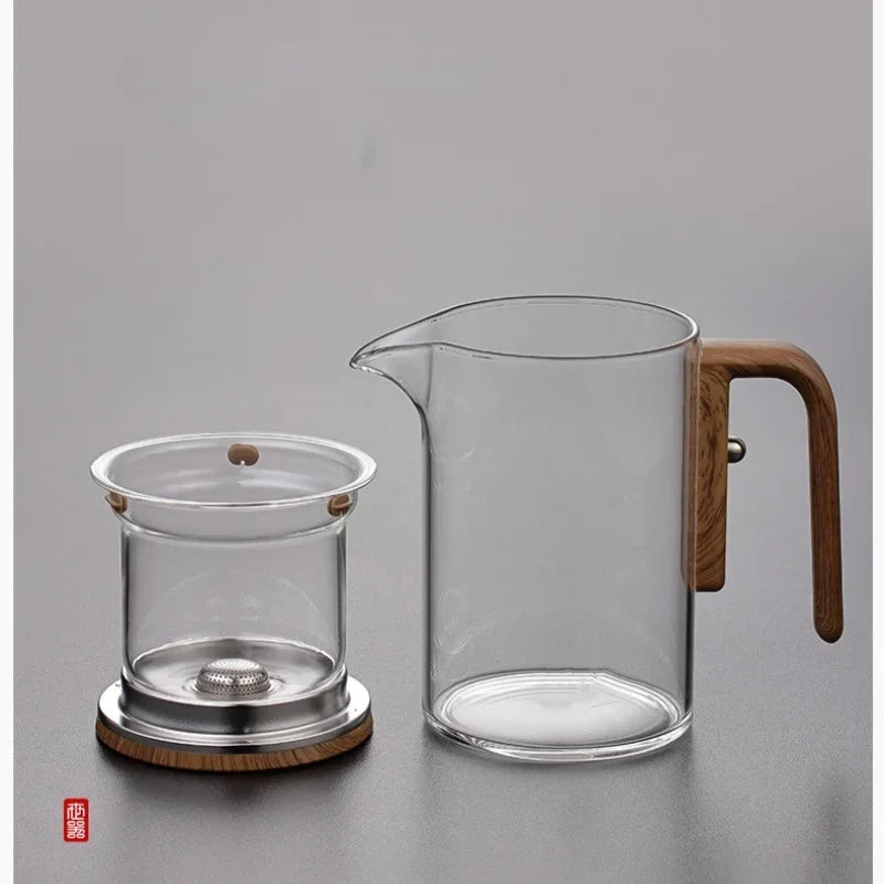 Close-up of the one-click lid mechanism that lifts the infuser out of the brew to stop steeping