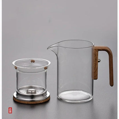 Close-up of the one-click lid mechanism that lifts the infuser out of the brew to stop steeping