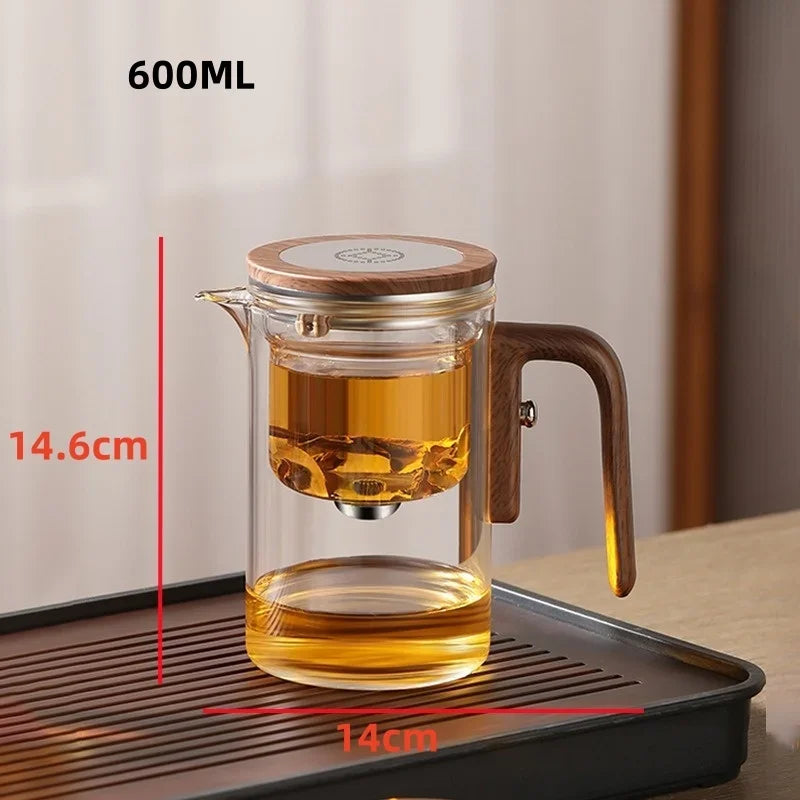 Natural wood handle and borosilicate glass body of the Granny Lulu infuser teapot, detail view