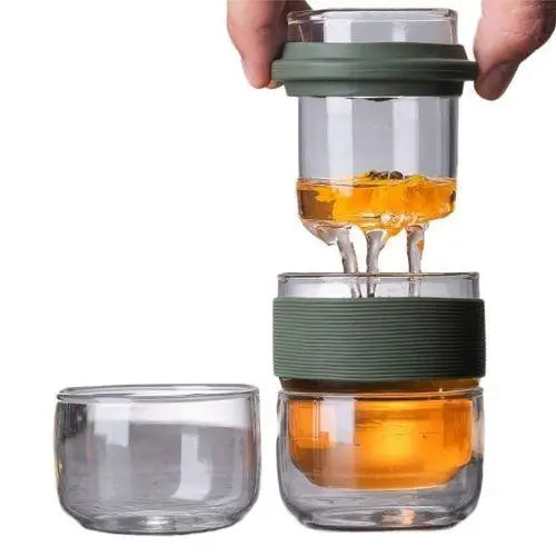 Using glass travel thermos with infuser