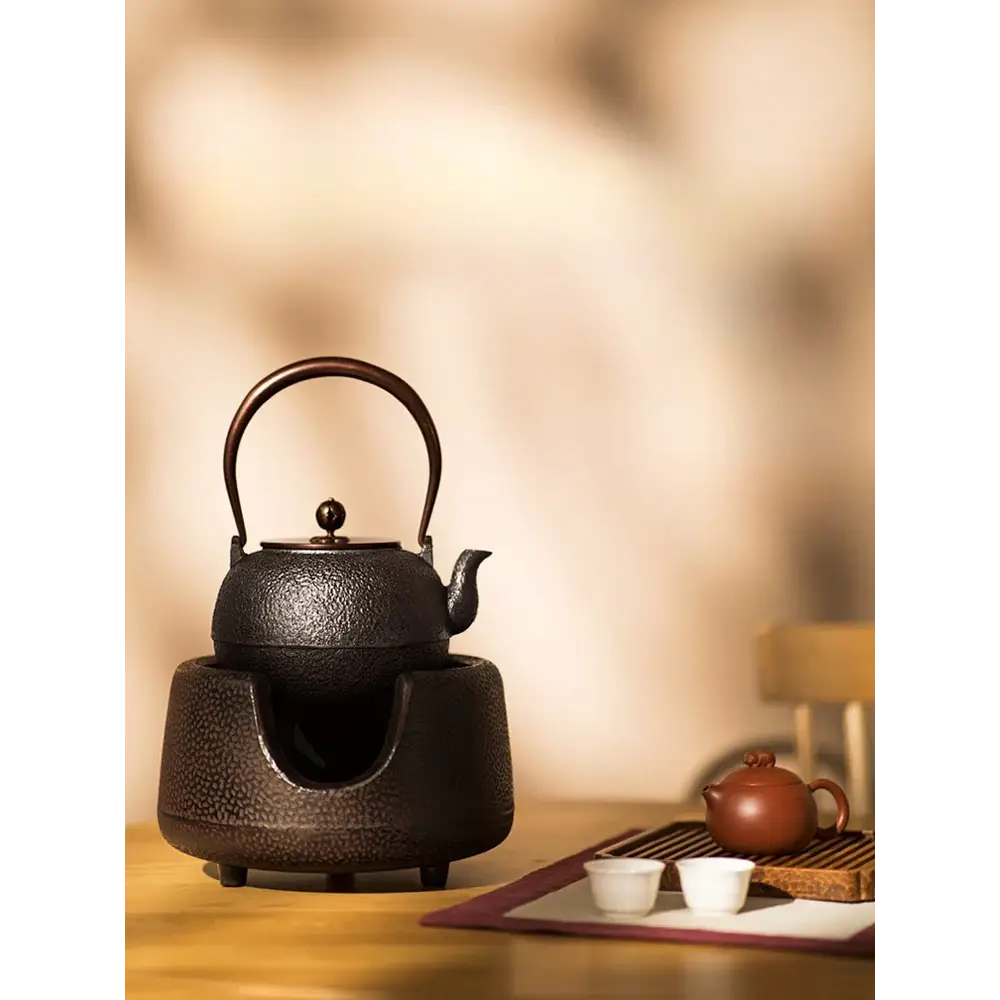 Cast iron teapot 1.5L with lid closed, side handle detail, Japanese retro design