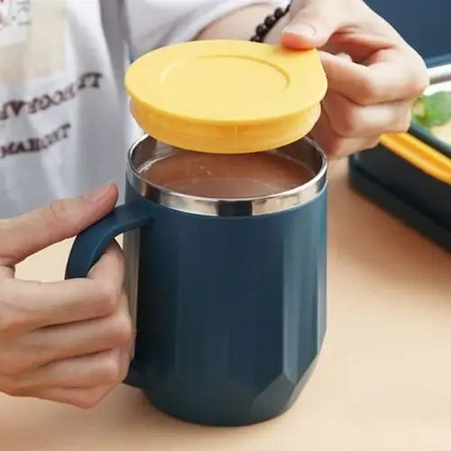 Insulated tea mug with lid in red