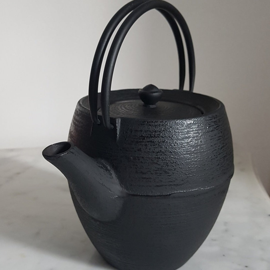 Cast iron teapot 1150ml pouring steam, heat retention visible