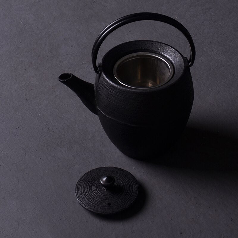 Large cast iron teapot 1150ml Scandinavian hygge design, lid closed
