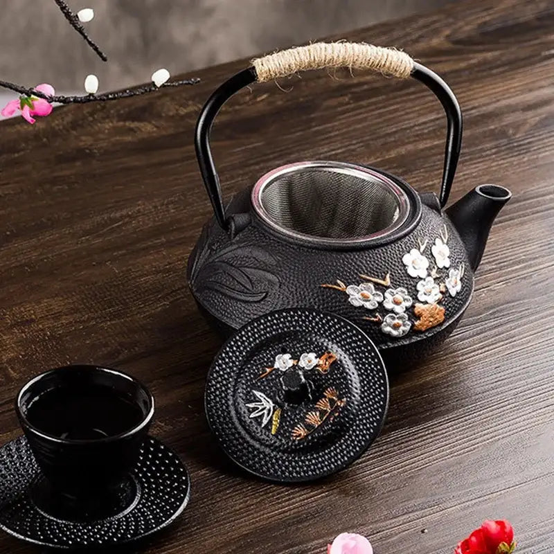 Cast iron teapot with built-in infuser and lid
