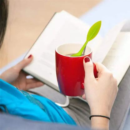 Leaf tea infuser with loose leaf tea inside
