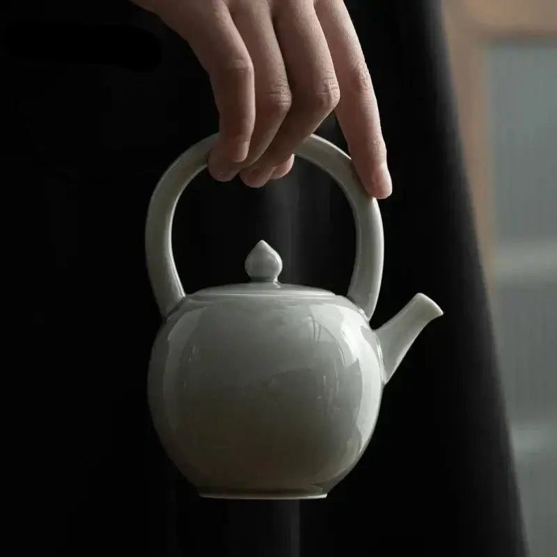 Round porcelain teapot 2L with white glaze