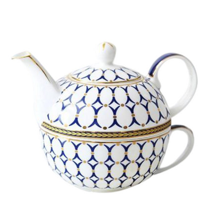 Minimalist Scandinavian teapot 400ml fine porcelain white glaze close-up