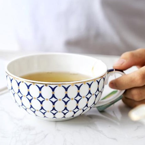Minimalist porcelain teapot Nordic design 400ml pouring hot tea