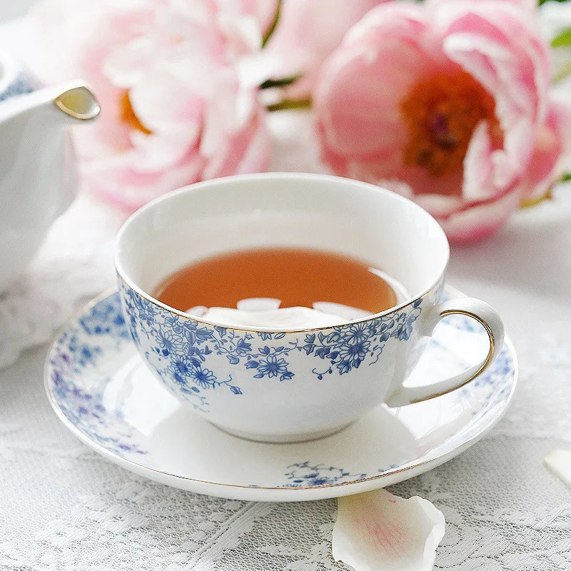 Solo teapot set with cup and saucer displayed on wooden tray