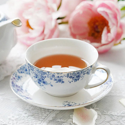 Solo teapot set with cup and saucer displayed on wooden tray