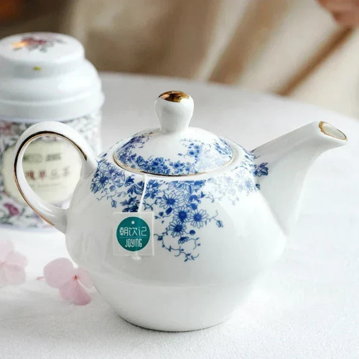 Solo teapot set Scandinavian minimalist design overhead