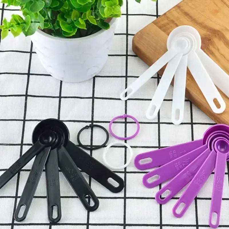 Measuring spoon for tea with clear measurement lines