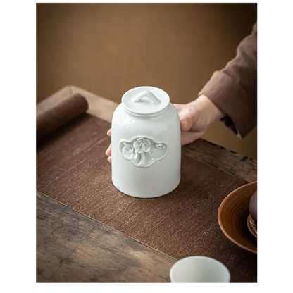 Close-up of airtight lid on white ceramic tea canister, 660 ml