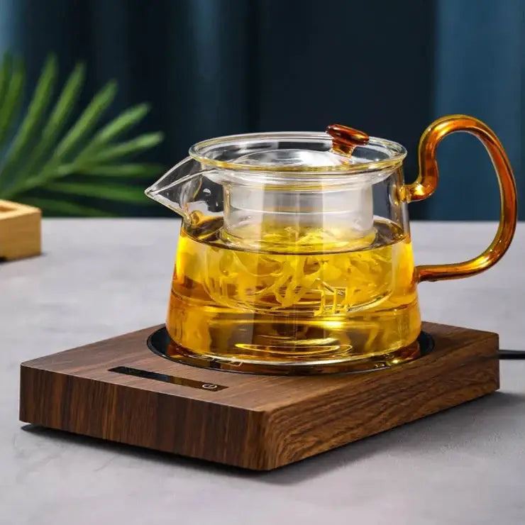 Mug warmer with a ceramic mug and steam